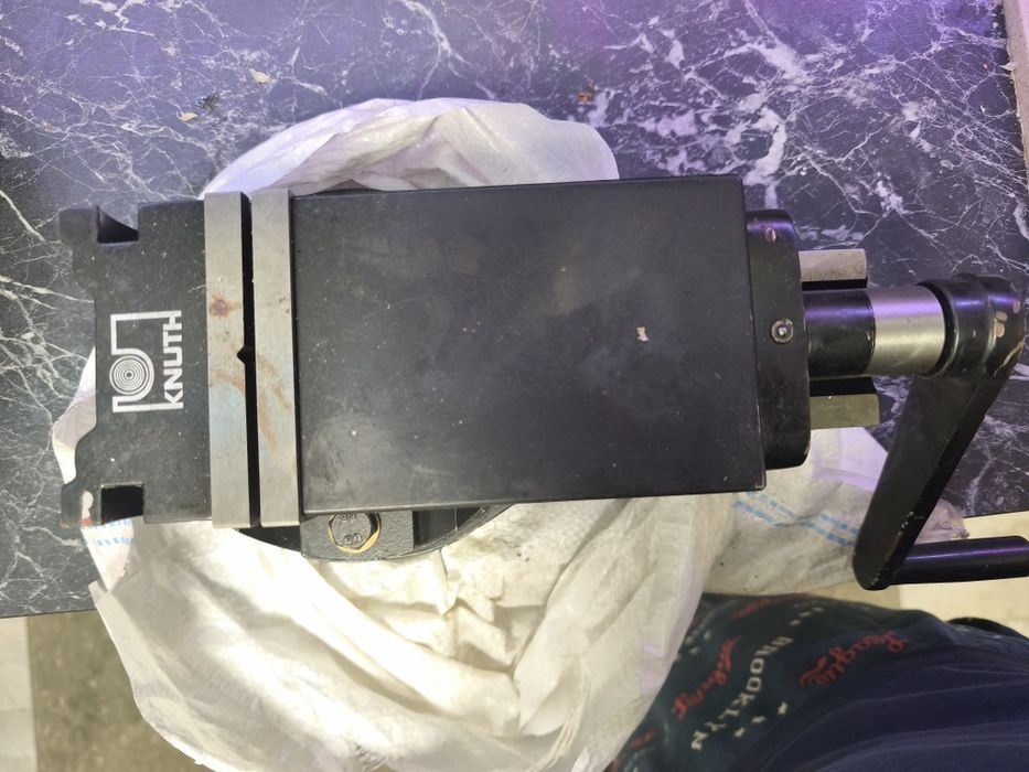 Menghină profesională KNUTH