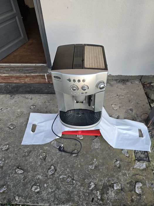 Masina de cafea Delonghi Magnifica