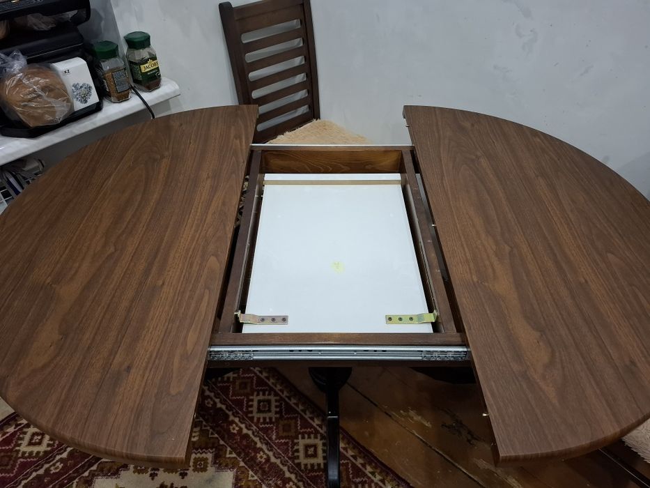 Стол обеденный в хорошем состоянии