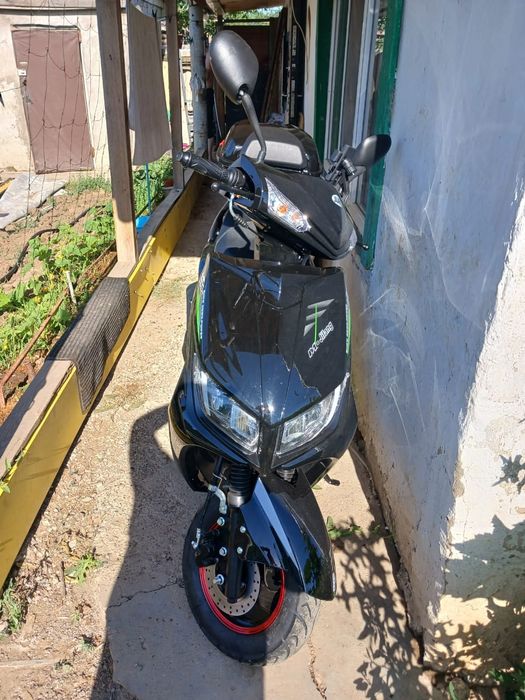 Продам скутер новую