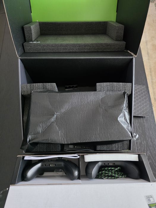 Xbox Series X, 1TB, 2 controllere, stand incarcare