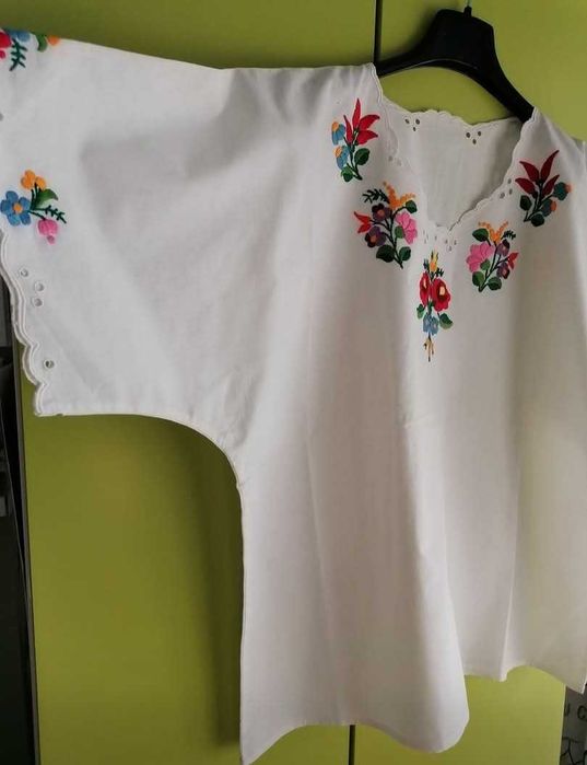 Дамска блуза с бродерия