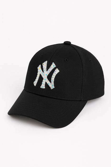 Черна шапка с блестящи камъчета – ръчна изработка, уникален NY стил