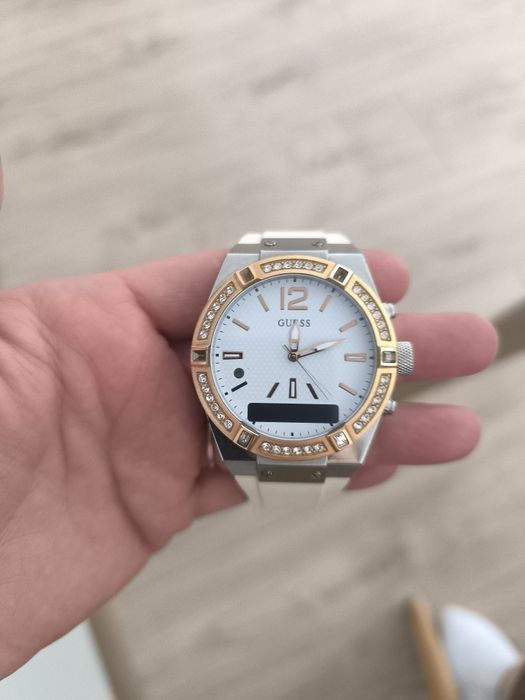 Часовник марка GUESS хибрид