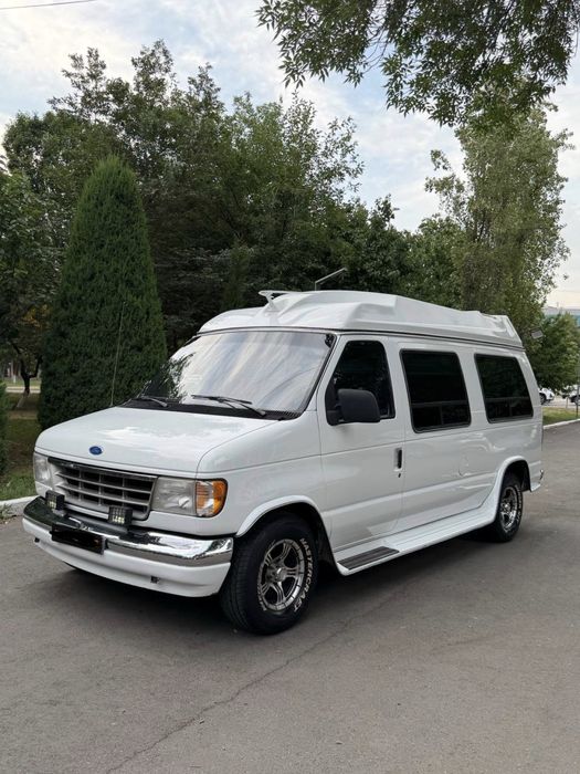 Ford Econoline 7 kishilik v8-5.5 mator