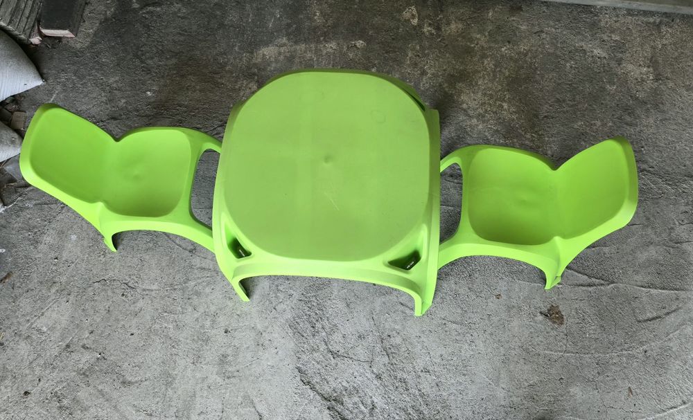 Детска масичка + 2 столчета пласмасови