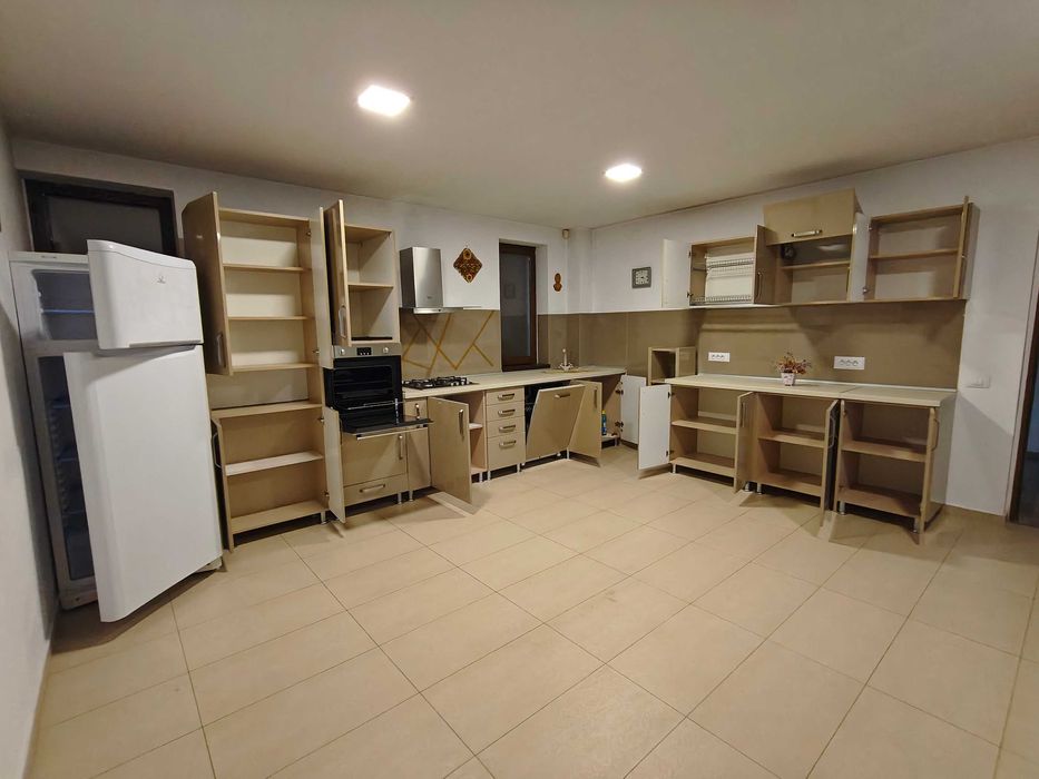 Vand mobila de bucatarie complet dotata cu electrocasnice APROAPE NOI