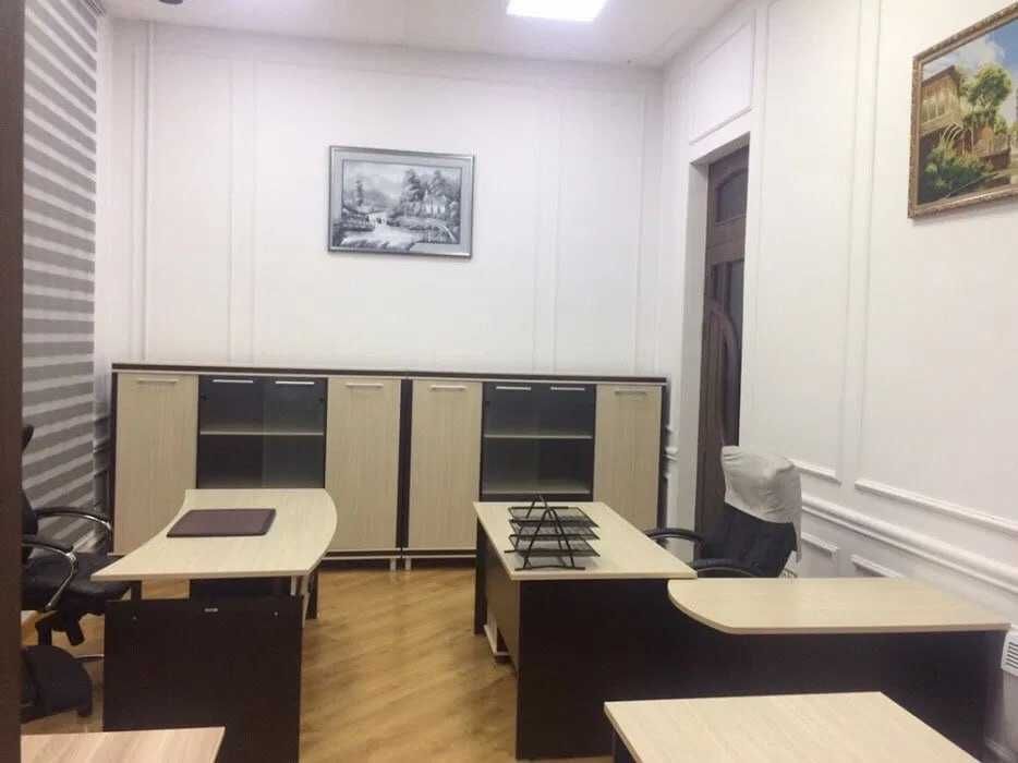 (А) Сдаётся помещение под офис.