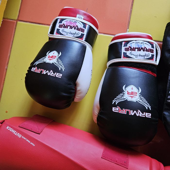 Tibiere si mănuși karate