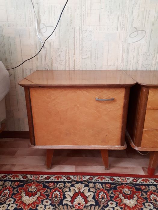 2 тумбочки и трюмо