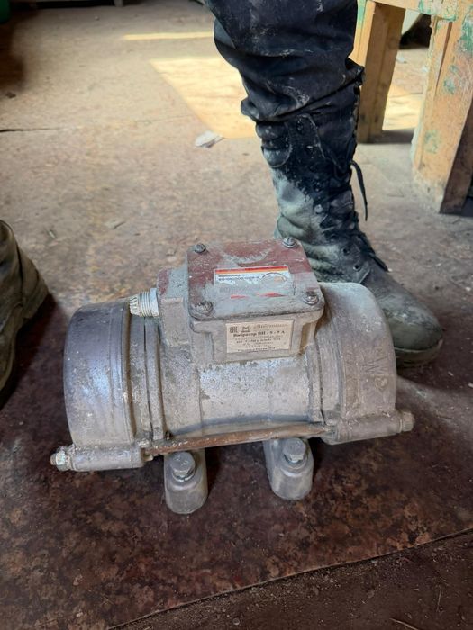 Продам двигатель вибратор