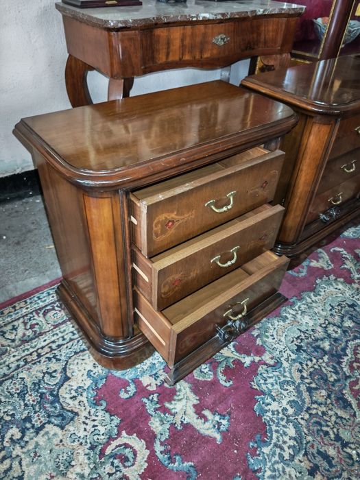 Масивни нощни шкафчета