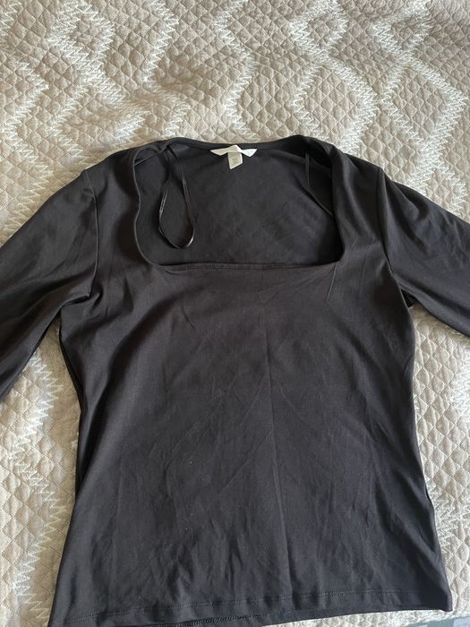 черный базовый лонгслив с вырезом