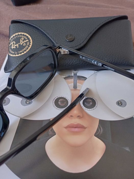 Слънчеви очила е Ray-Ban Zuri Bio-Based (RB4455).