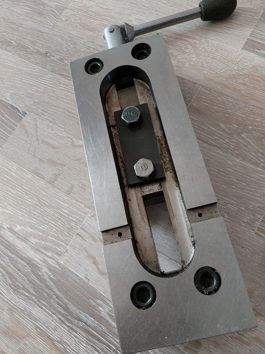 Продаю.   тиски.