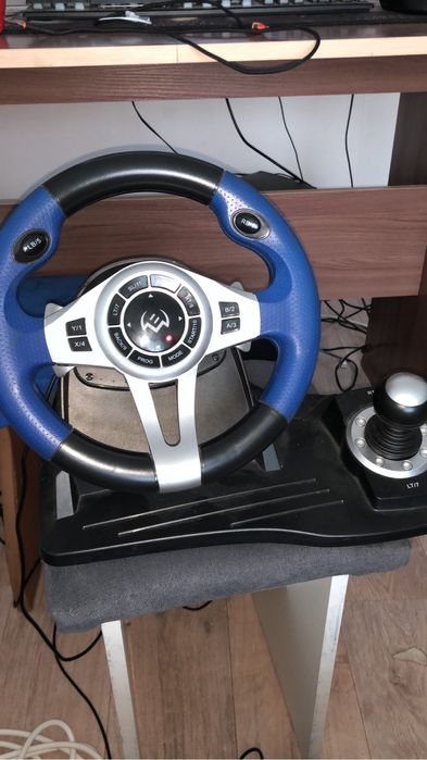 игровой руль.