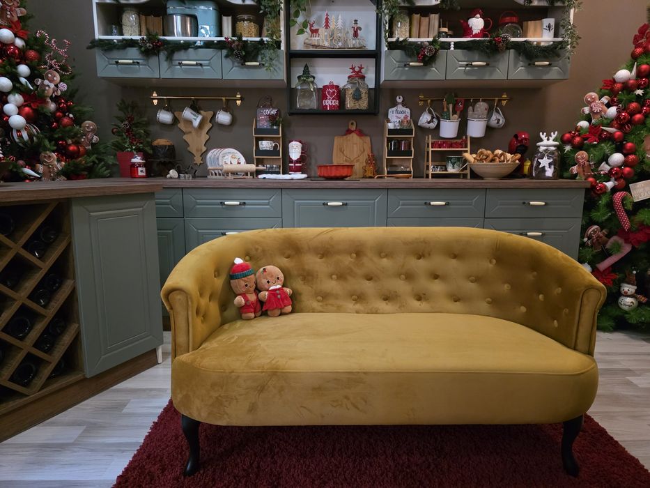 Красива нова кухня с остров винарна