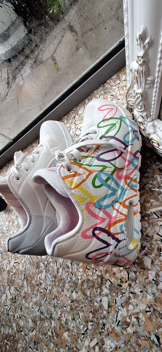 Продавам  маратонки