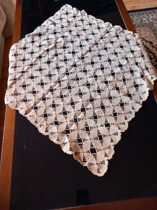 Ръчно плетено каре за маса