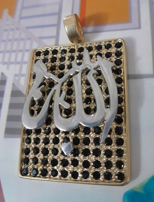 Vând pandativ din egipt placat cu aur și  pietre negre .  .