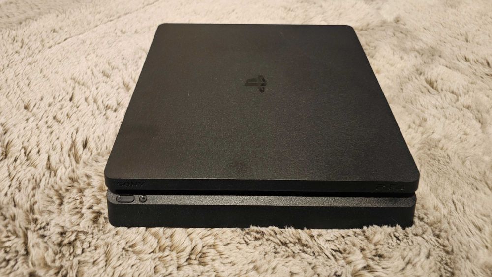 Продавам Playstation 4
