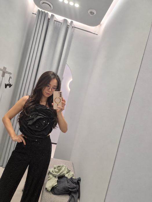 Blacky_brand шикарный топ и штаны в пайетку. В идеале
