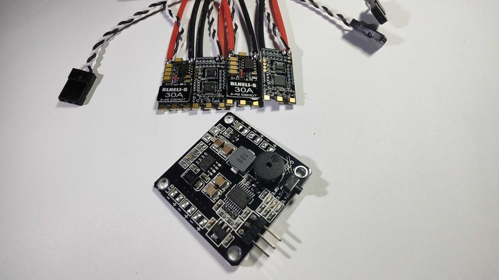 Kit 4x ESC BLHeli_S D-shot + PDB Matek Systems 5in1 drona, quadcopter