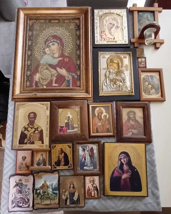 Продавам 20 броя икони