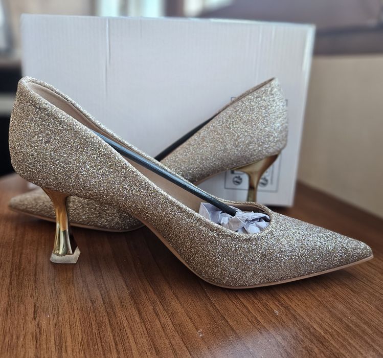 Дамски обувки на висок ток