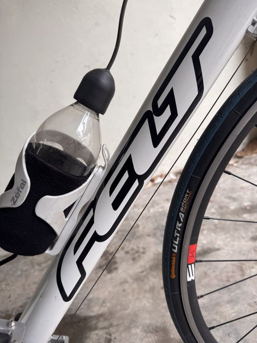 Bicicleta cursiera Felt 75 F Series.