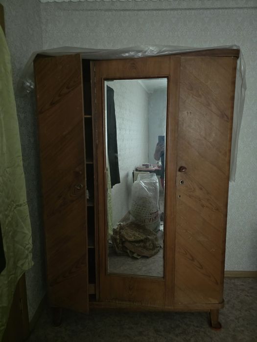 Кровать и шифоньер
