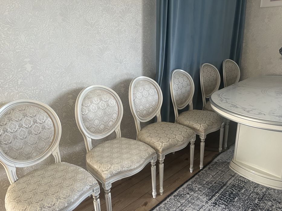 Продам стол со стульями . Стол раздвигается .