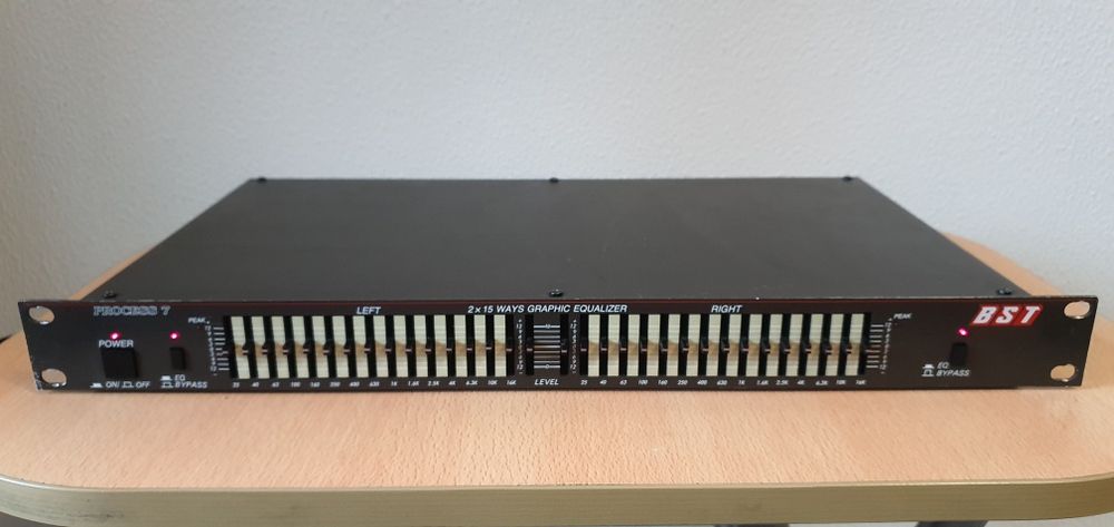 Vând egalizator cu 2x15 corecții pe canal