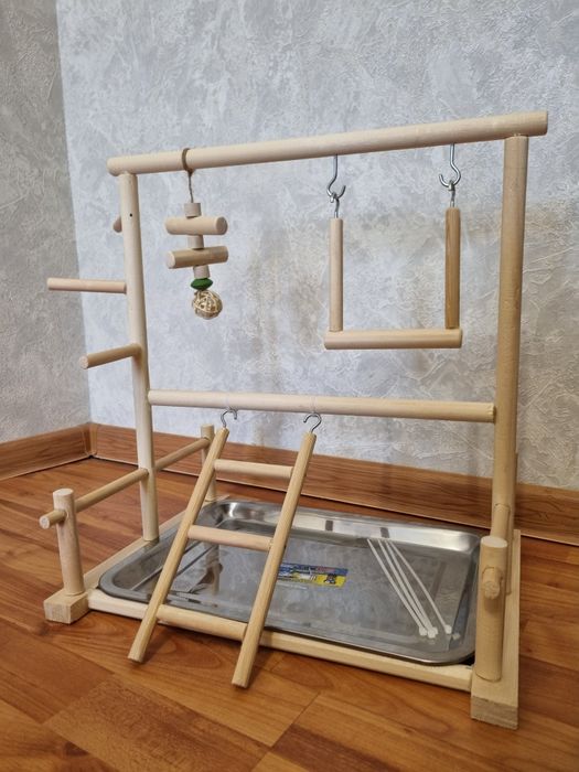 Стенд для ручных папугаев.