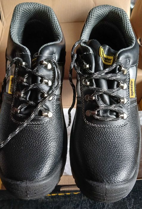 Нови работни обувки, номер 44