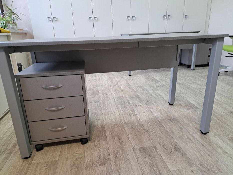 Бюро, подходящо за офис