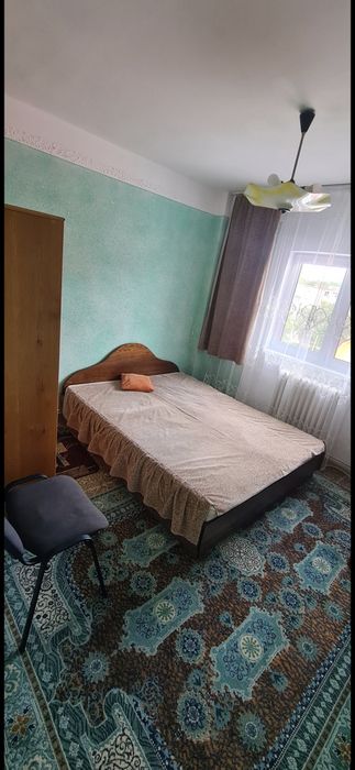 Propietar inchiriez ap. 3 camere,et.3, zona centrala