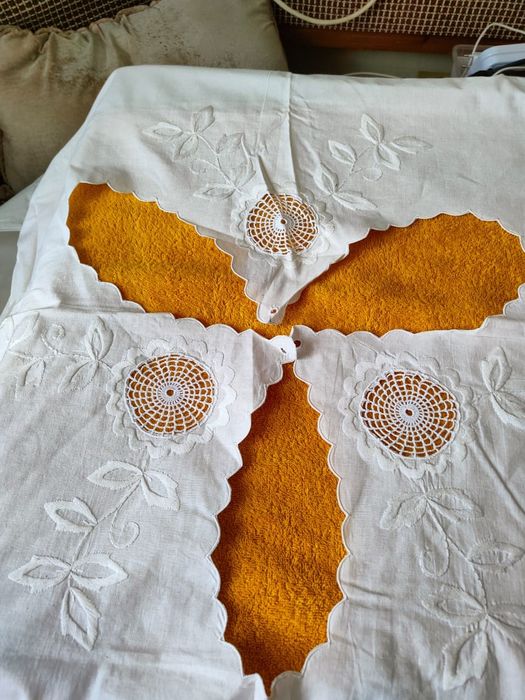 Пододеяльник и две наволочки.