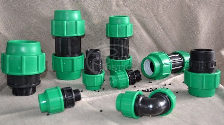 Труба полиэтиленовая и фитинги..