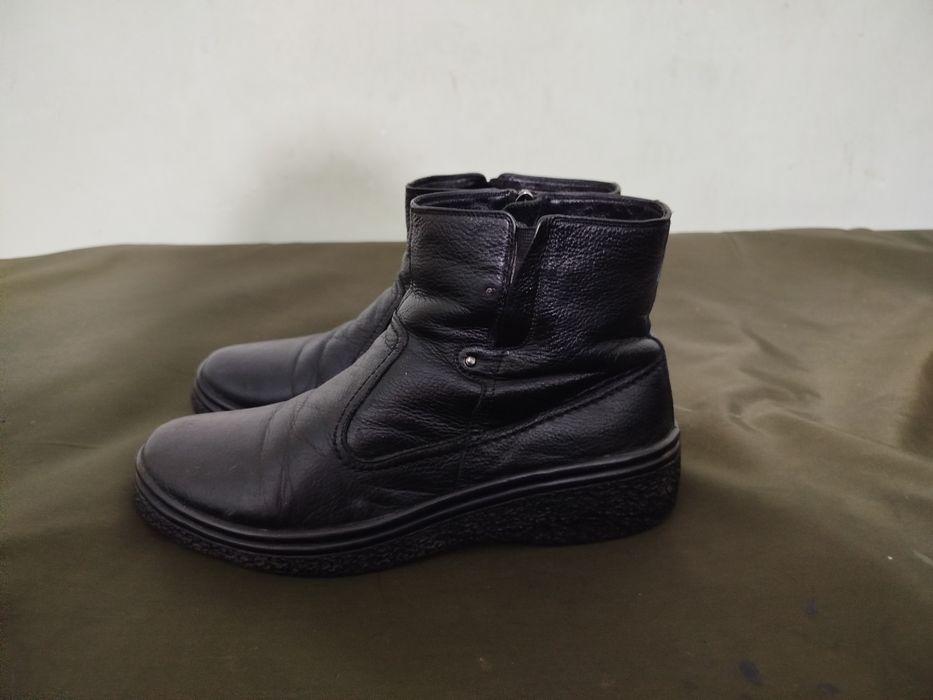 Продам кожаные казачки.