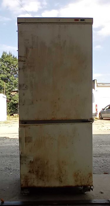 Продавам хладилник . Хладилника работи има малко ражда по него но е ок.