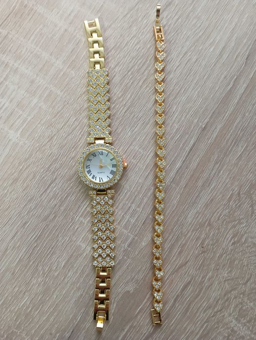 Часы кварцевые с браслетом новые