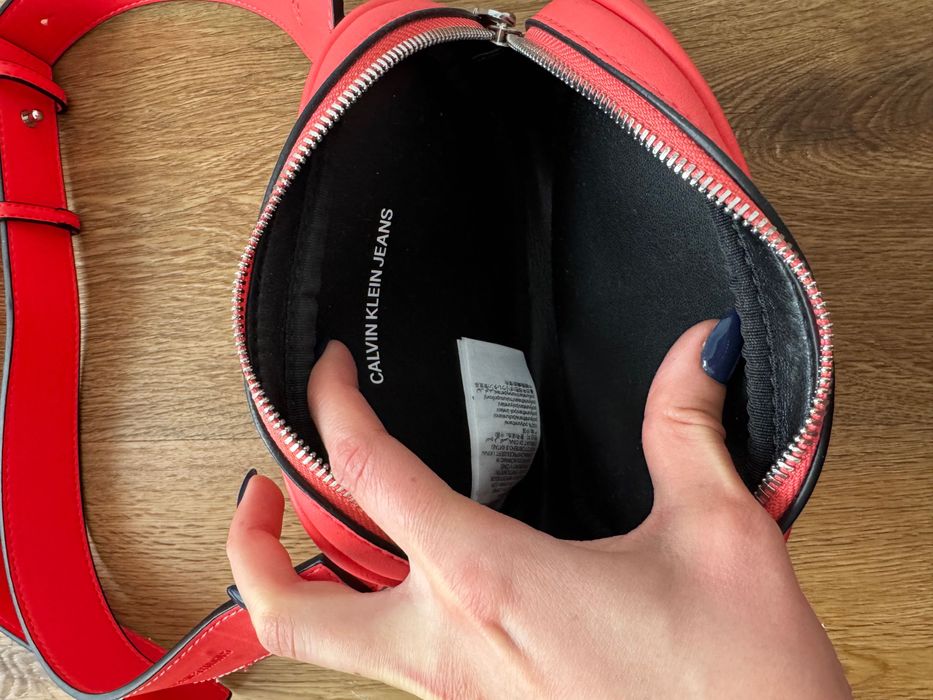 Нова Calvin Klein чанта за кръст