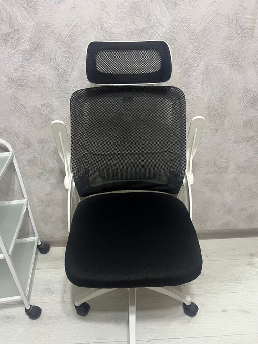 Помощник столик 3 полки стекло 2шт. 10000тг/шт. И кресло 10000тг