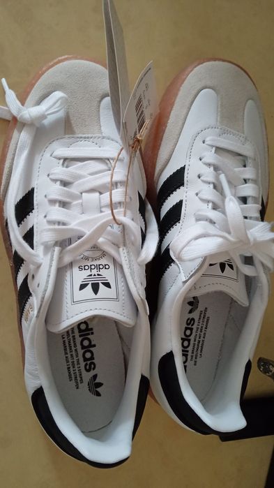 Adidași noi cu eticheta