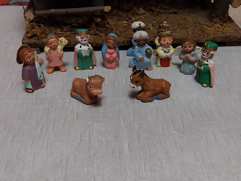 Старинна ,дървена къща/ясла / за Рождество Христово с фигури