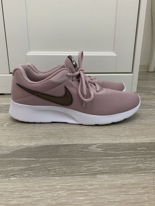 Кроссовки Nike женские