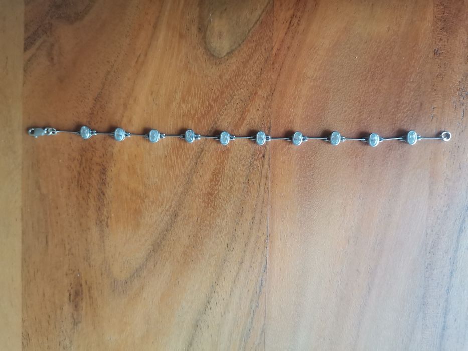 Нежна сребърна гривна с цирконии