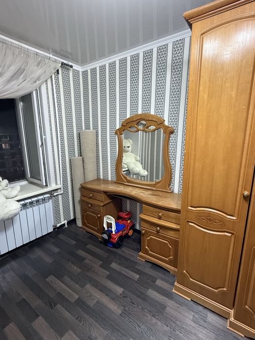 Продам трюмо с зеркалрм