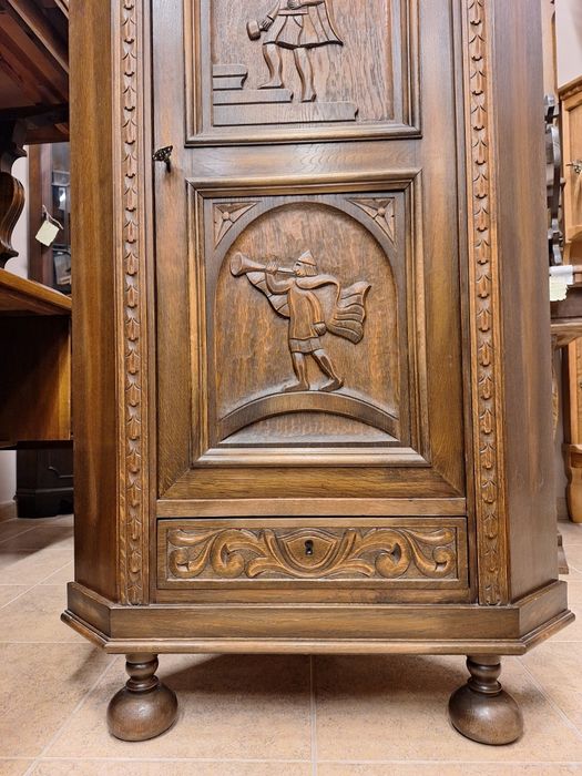 Винтидж ъглов шкаф с богата дърворезба